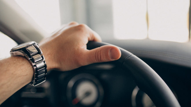 Фото: https://ru.freepik.com/free-photo/handsome-man-sitting-car-testing-it_7870086.htm#fromView=search&page=1&position=2&uuid=5e2e3f2a-fbb9-4ad0-8a78-36d888f57277&query=%D1%80%D1%83%D0%BB%D1%8C