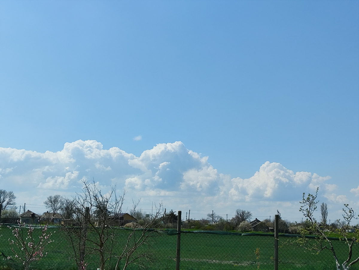 Со всех сторон сугробы облаков