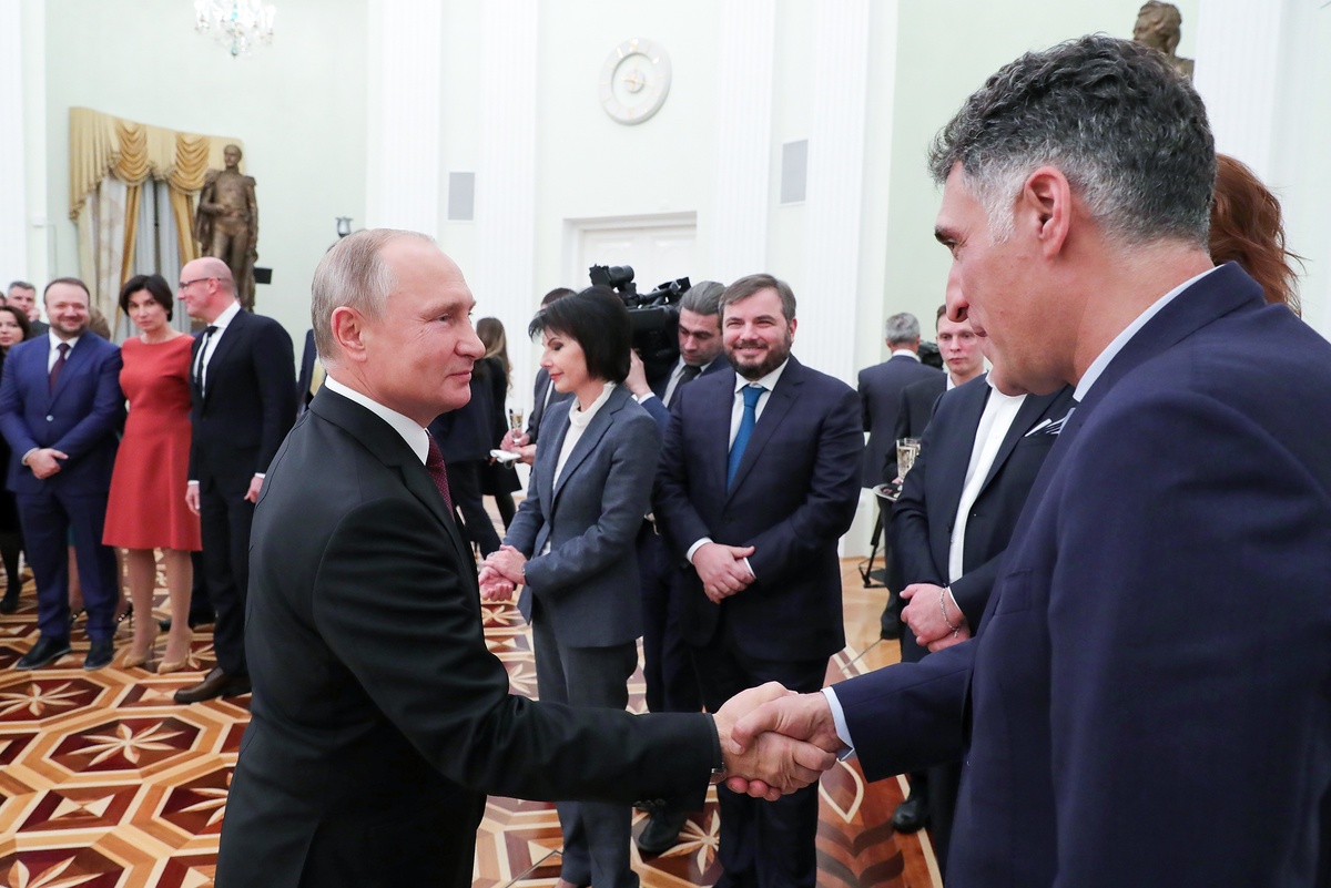    Президент РФ Владимир Путин и режиссер Тигран Кеосаян во время встречи президента РФ с руководством и журналистами телеканала НТВ./Михаил Климентьев/ТАСС