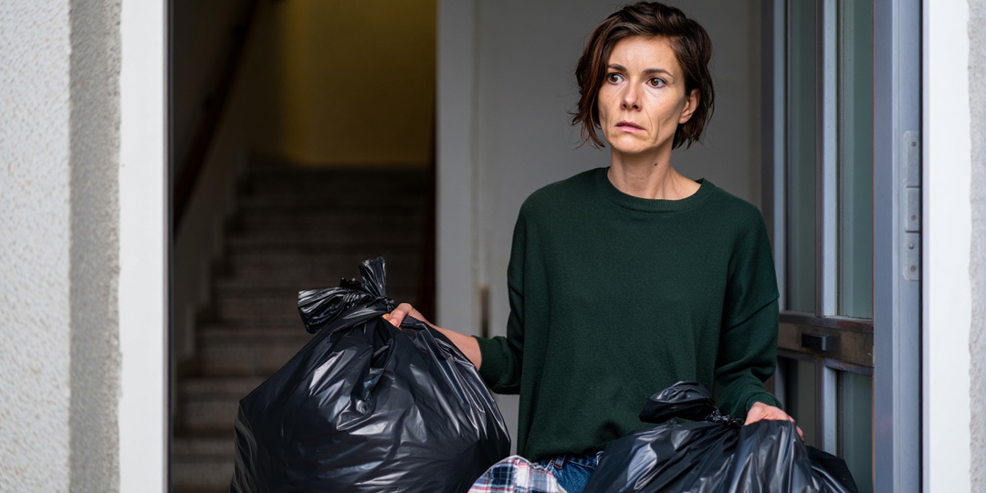 Содержала чужого мужа 4 месяца, веря, что он одинок. Нашла фото его жены и выставила вещи в мешках