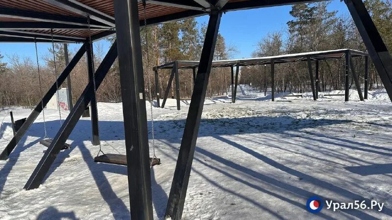    Отец с ребенком пострадали при падении с качелей в Оренбурге. Суд обязал город выплатить компенсацию