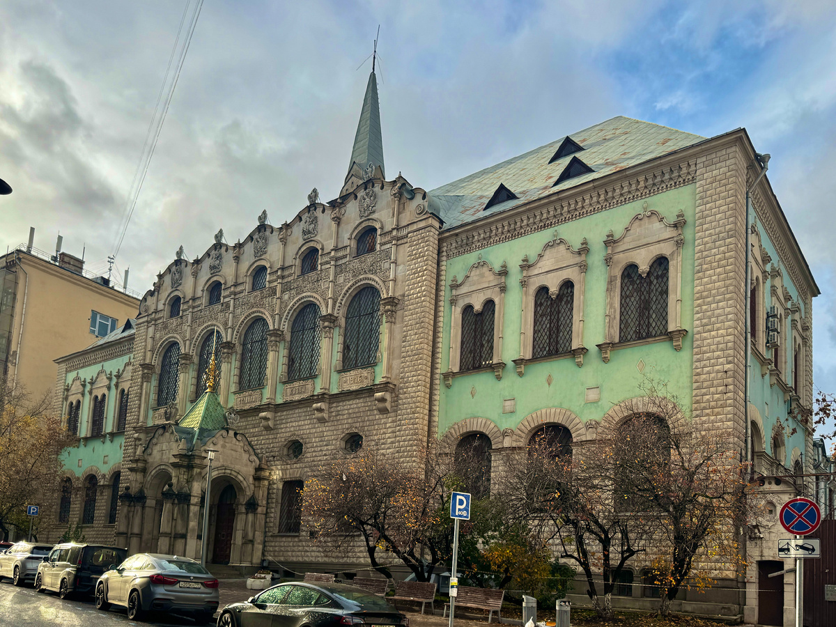 Вот такой он главный ломбард страны. Фото автора.