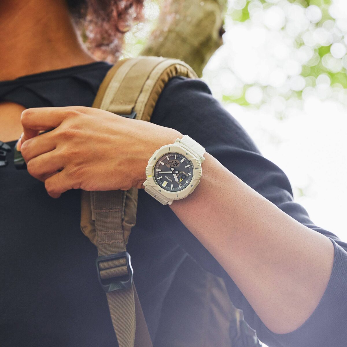 Часы удобно размещаются на запястье, не напрягают при длительной носке на маршруте