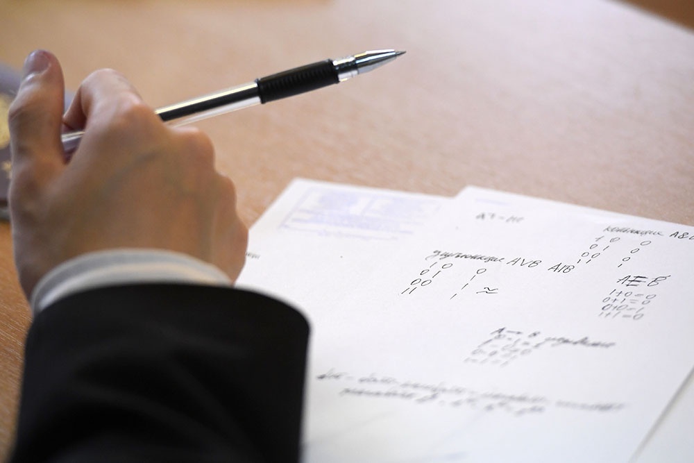    Структура ОГЭ по информатике: 16 заданий разного уровня сложности (базовый, повышенный, высокий) с разными типами ответов. / Фото: Максим Богодвид / РИА Новости