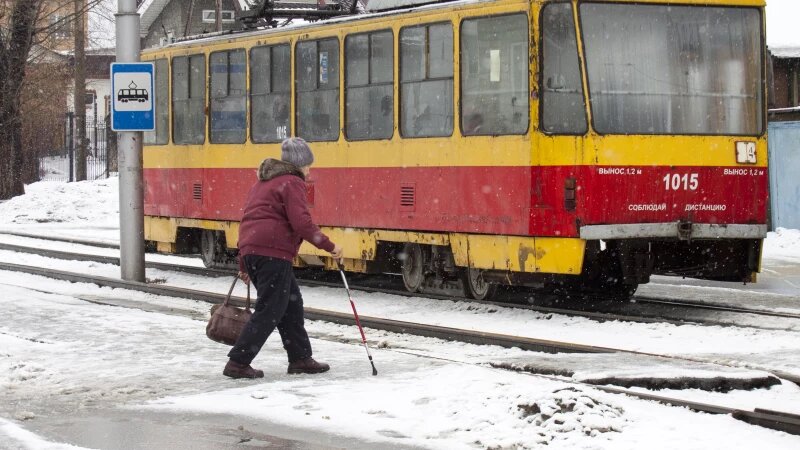     Трамвай, женщина с стростью, прохожий. Анна Зайкова