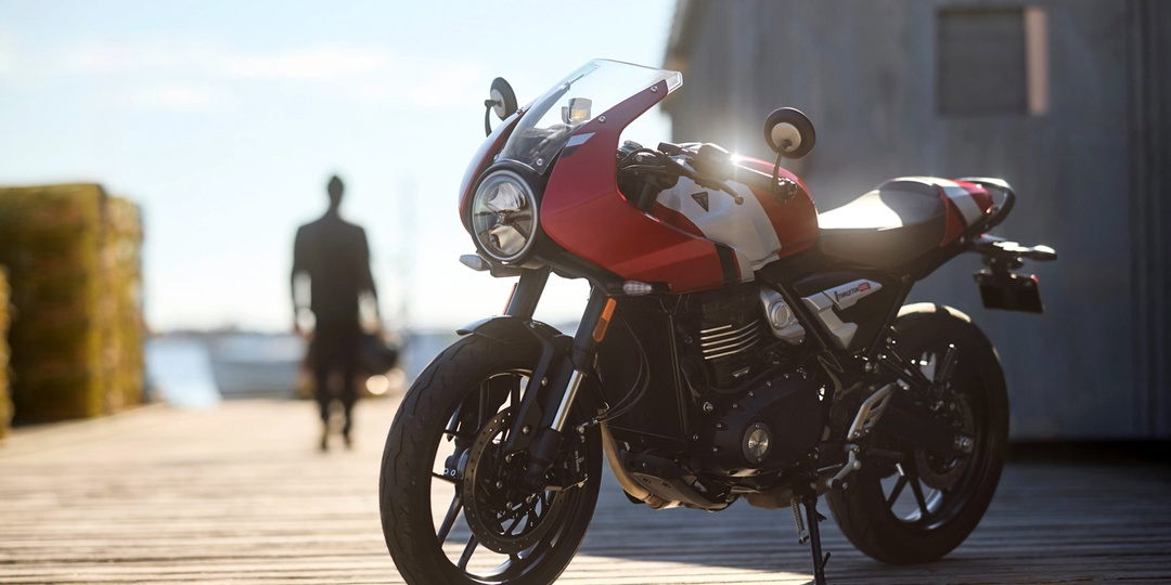 Компания Triumph выпускает мотоциклы Thruxton 400 и Tracker 400