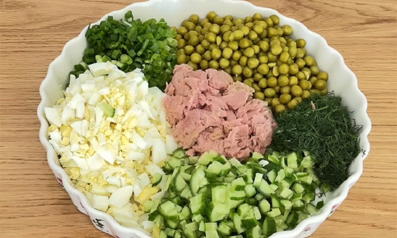 Готовим особый салат с тунцом: легкое и сытное блюдо без майонеза  
