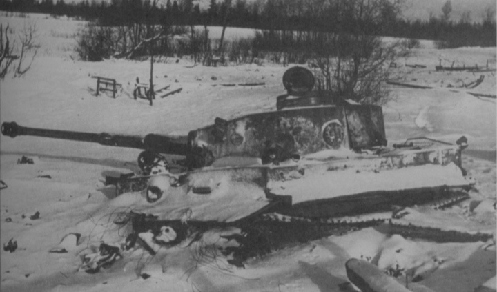 Застрявший, брошенный экипажем и вмерзший в лед "Тигр"