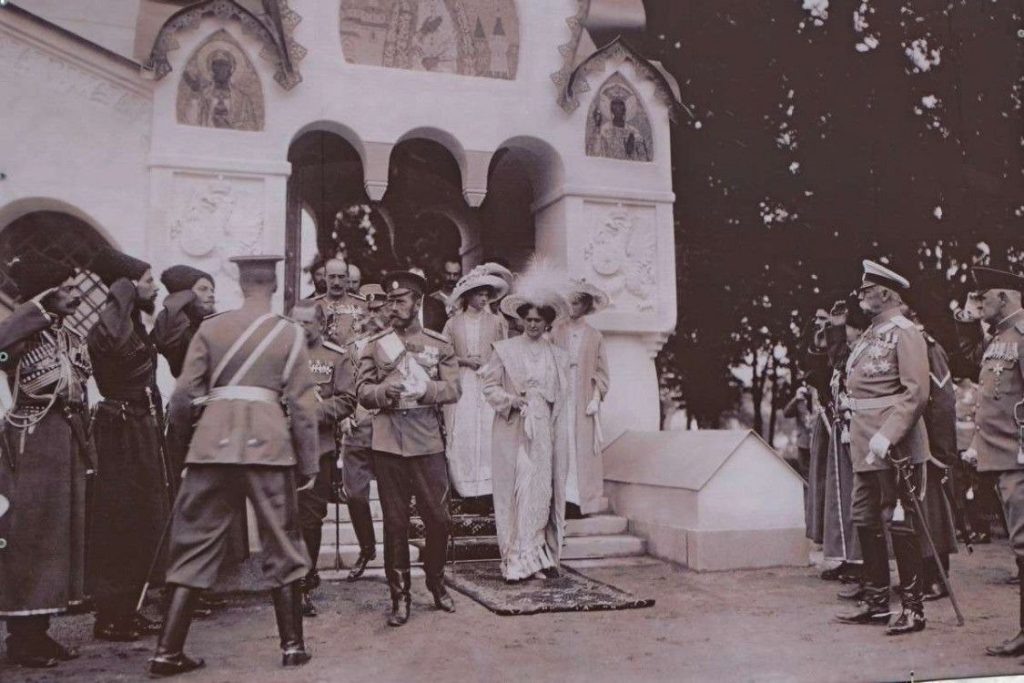 Царская семья выходит из Феодоровского собора в Царском Селе