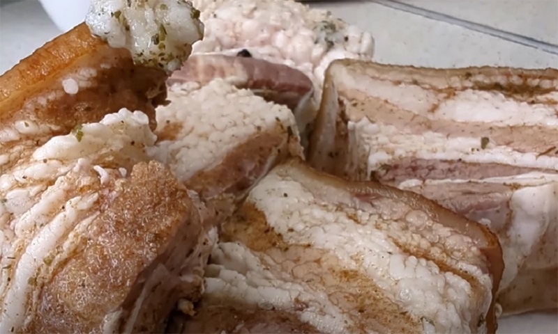 Идеальная домашняя грудинка: быстрое мясо в специях без копчения и долгих хлопот