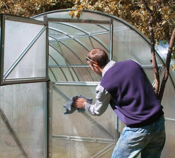 Чем отмыть теплицу из поликарбоната весной, чтобы она прозрачной стала