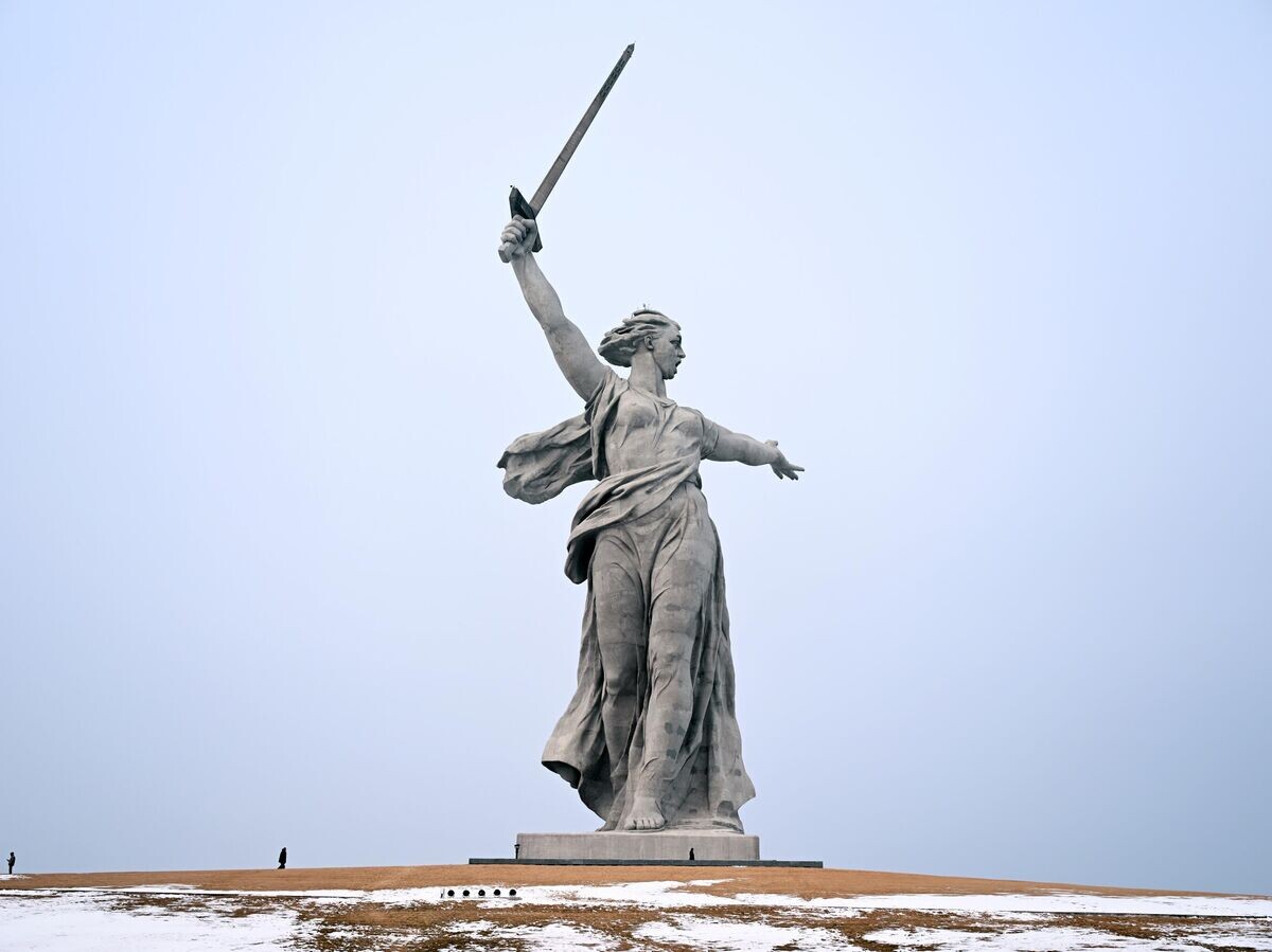    Монумент "Родина-мать зовет!" на территории мемориального комплекса "Героям Сталинградской битвы" на Мамаевом кургане в Волгограде | © РИА Новости / Павел Бедняков