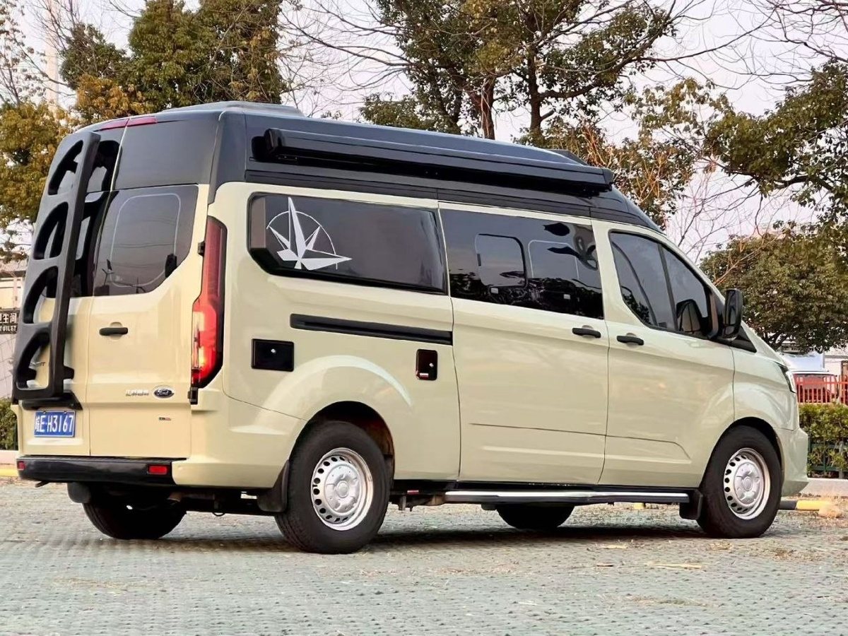 avtodom16 — компактный автодом из Китая на базе Ford Transit, вид сзади сбоку. Видны тент, боковая дверь и лестница, формат автодома для пары или небольших путешествий до 4 человек.