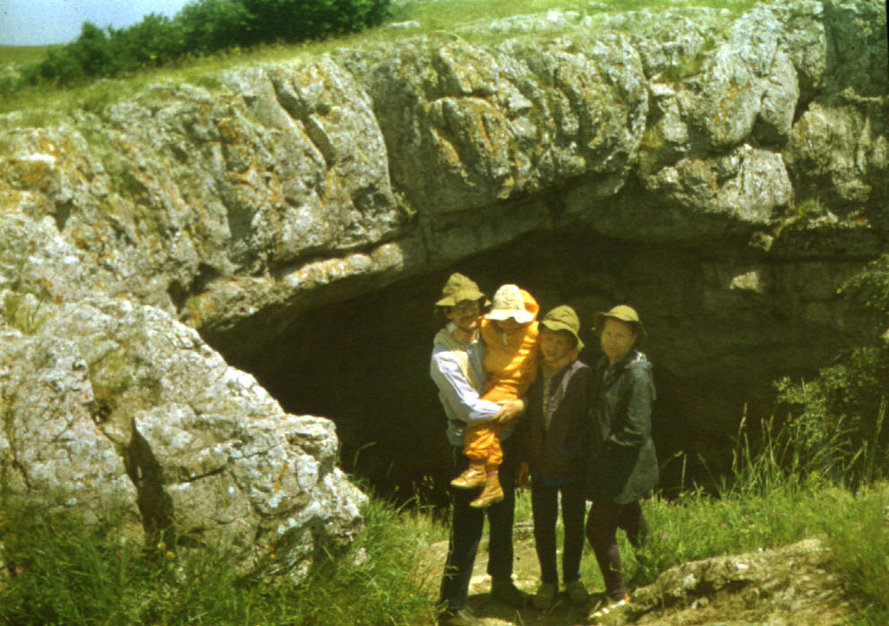 На фоне пещеры Большой Бузлук. Галя и Олег Тхоруки, и я с сыном. Слайд 1989-го года