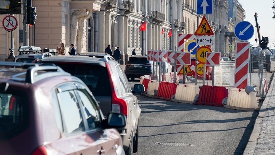    Ремонт Дворцовой набережной. Автомобили объезжают строительные ограждения. Автор фото: Михаил Тихонов/"ДП"