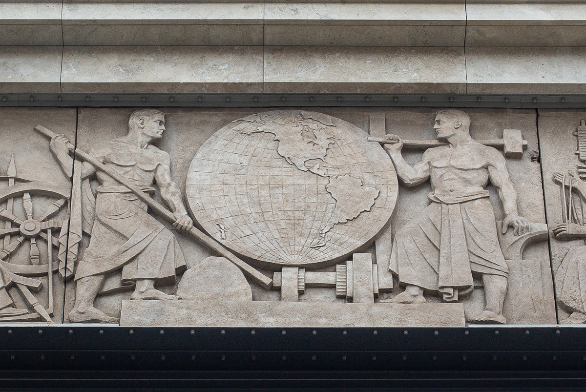 Один из двух американских барельефов, установленных на главном фасаде торгово-офисного центра "Якиманка 26". Детали. Москва. Фото автора статьи 