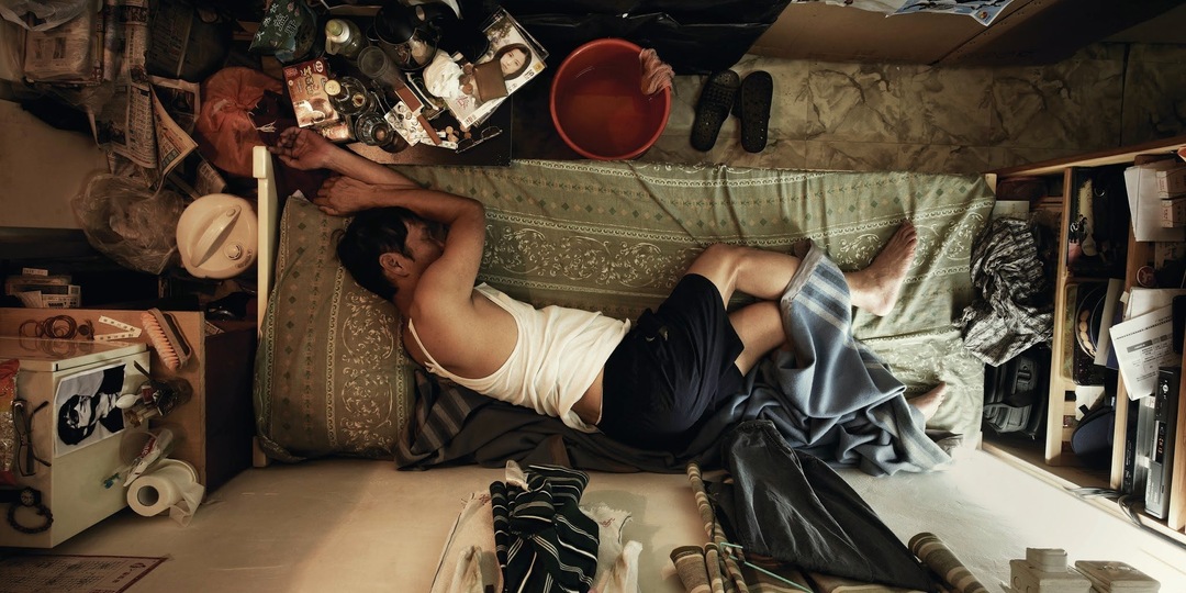 Жизнь в гробу: в каких городах мира самые маленькие квартиры