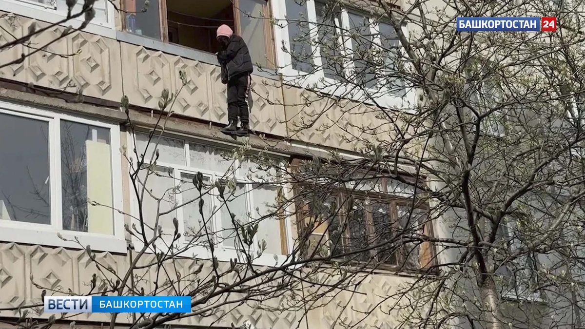    В Уфе на улице Шота Руставели заметили женщину, свисающую с балкона третьего этажа