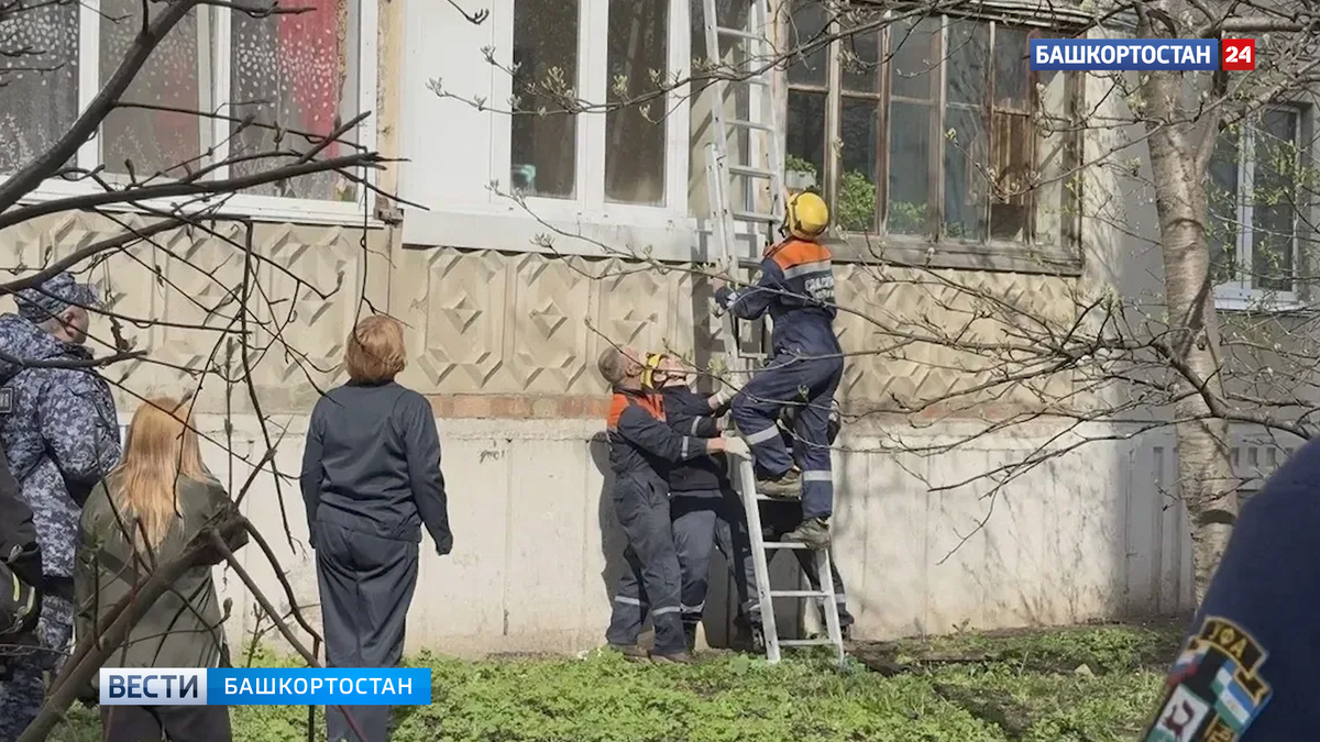   В Уфе на улице Шота Руставели заметили женщину, свисающую с балкона третьего этажа