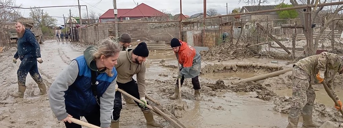    Добровольцы расчищают территорию, работать приходится в грязи. К ним присоединилась и корреспондент "РГ" Елена Мелихова. / Елена Мелихова/РГ