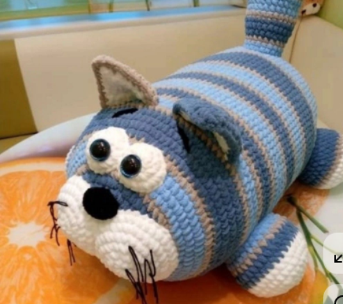 Если в доме скукота - свяжите для себя кота.