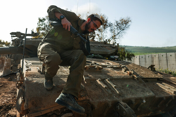 Израильский солдат выходит из военной машины недалеко от израильско-ливанской границы, на севере Израиля, 13 апреля 2026 года / Florion Goga/Reuters   📷