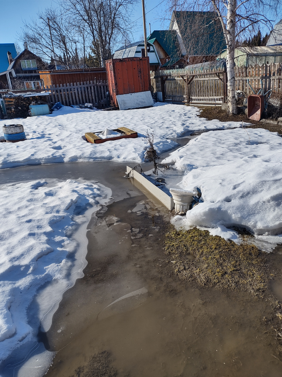 Видно где, прокопали, и где ручей.