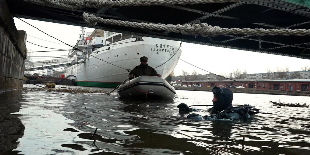 Водолазы начали обследовать старый мост через Преголю, который хотят сделать пешеходным: фоторепортаж