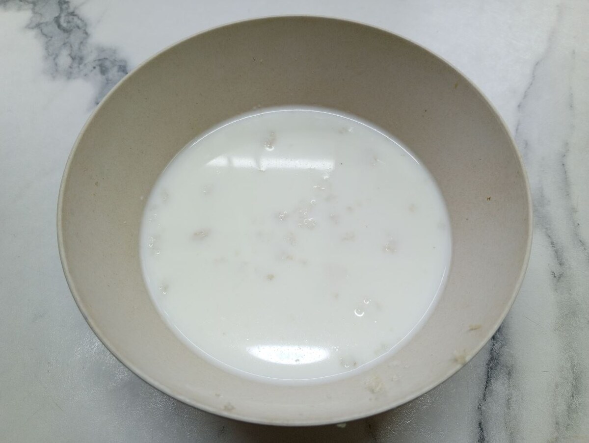 Оставшееся молоко не выливать, процедить и использовать для соуса