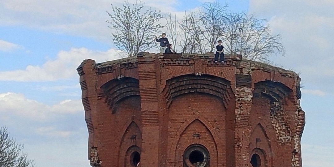 В Калининграде подростки оккупировали крышу водонапорной башни бывшей скотобойни (фото)