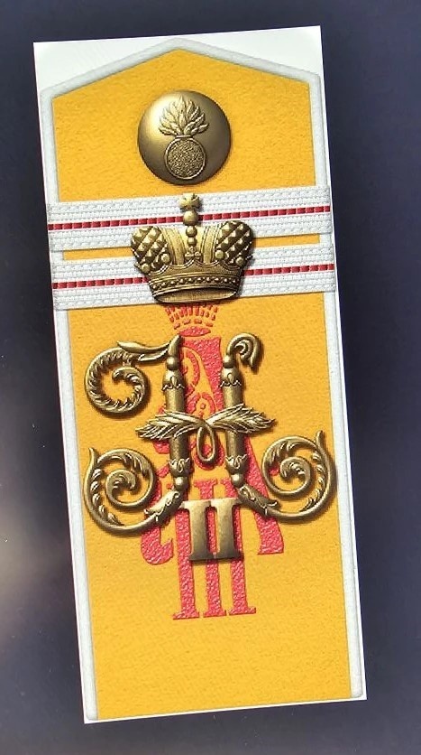 Погоны младшего унтер-офицера шефской Его Величества (1-й) роты 12-го гренадерского Астраханского Императора Александра III полка: "Младший унтер-офицер, шефская рота 12-го гренадерского Астраханского императора Александра III полка (младший фейерверкер в артиллерии, младший урядник в казачьих войсках)". Ссылка: https://semiryak.my1.ru/index/0-5 Для справки: Августейшим шефом 1-й роты или Его Величества роты являлся Николай II, чьи бронзовые вензели под короной оригинально установлены на погонах. Император Николай II - Августейший Шеф 12-го гренадерского Астраханского Императора Александра III полка с 25 июня 1900 года по 4 марта 1917 года. Он был непосредственным Августейшим Шефом 1-й роты полка. Поэтому она так и называлась "Его Величества рота".