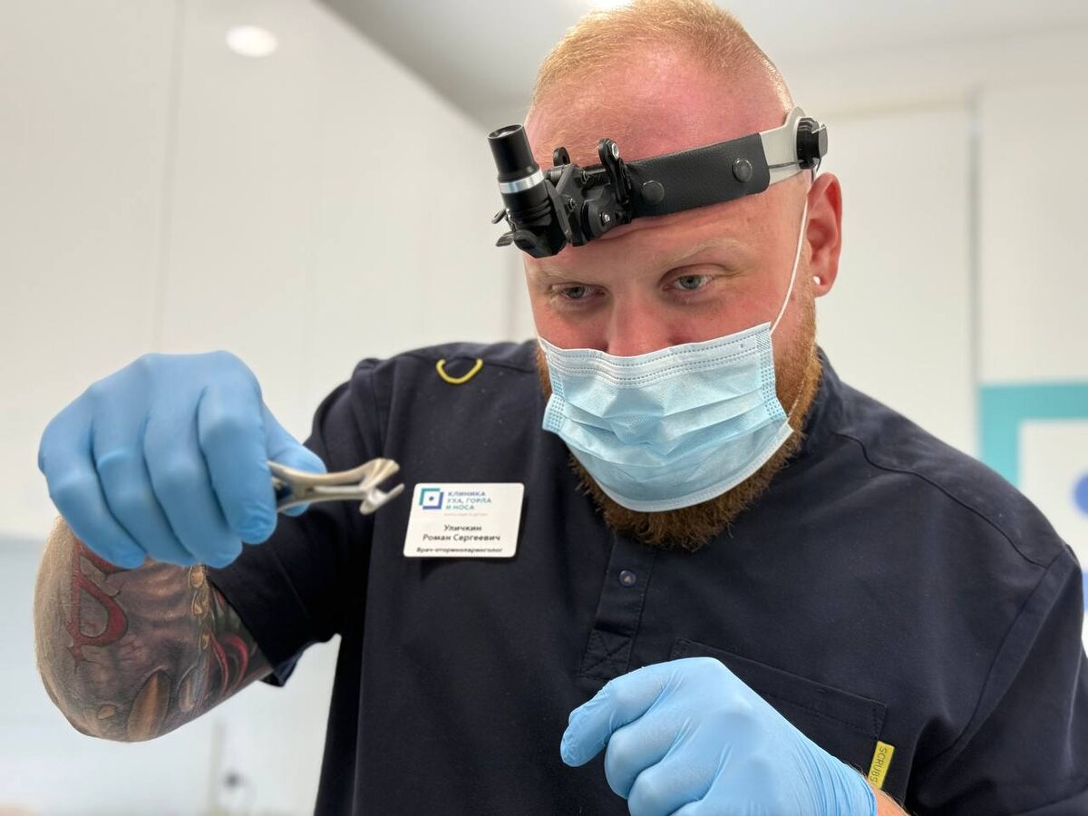 На фото оториноларинголог Клиники уха, горла и носа  Уличкин Роман Сергеевич
