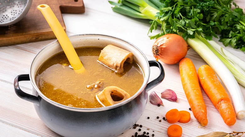 Идеальный бульон без хлопот: 3 рецепта для занятых хозяек