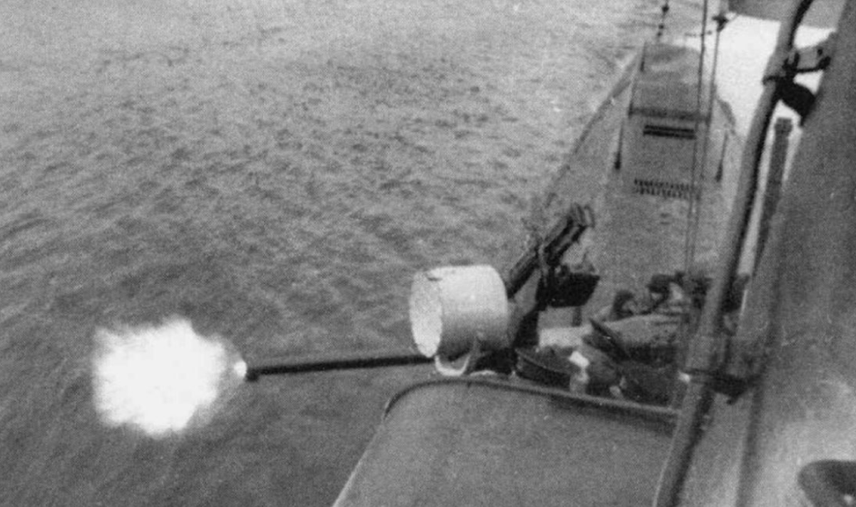 Артиллеристы К-21 ведут огонь из 45-мм орудия