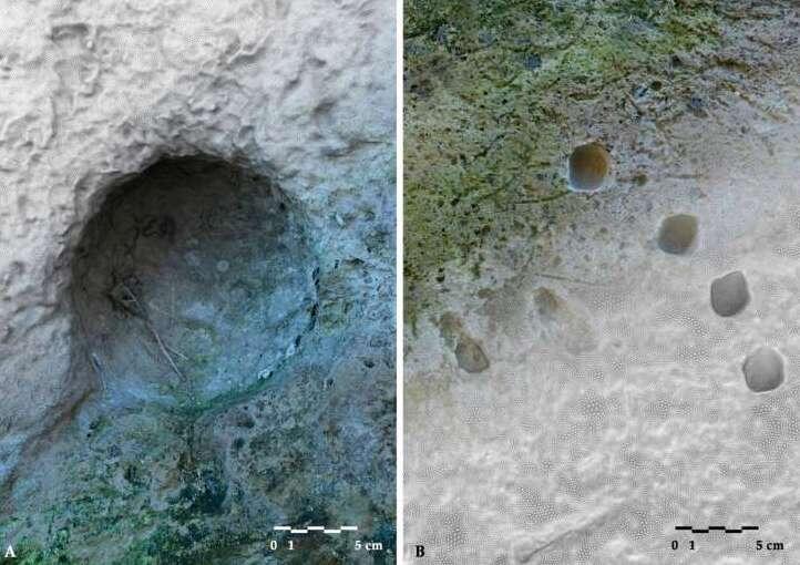 Слева – след от катапульты, справа – от полибола