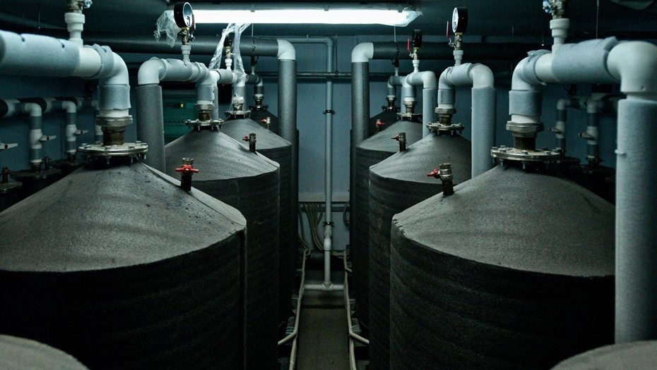    Счетчики воды в жилом доме. Автор фото: Ермохин Сергей