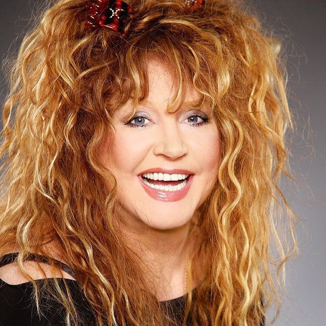 Великолепная, легендарная, неповторимая и неподражаемая =Алла Борисовна, с днём рождения Вас поздравляю!    Желаю здоровья, бодрости духа. оптимизма. надежды, веры и удачи и радости. 