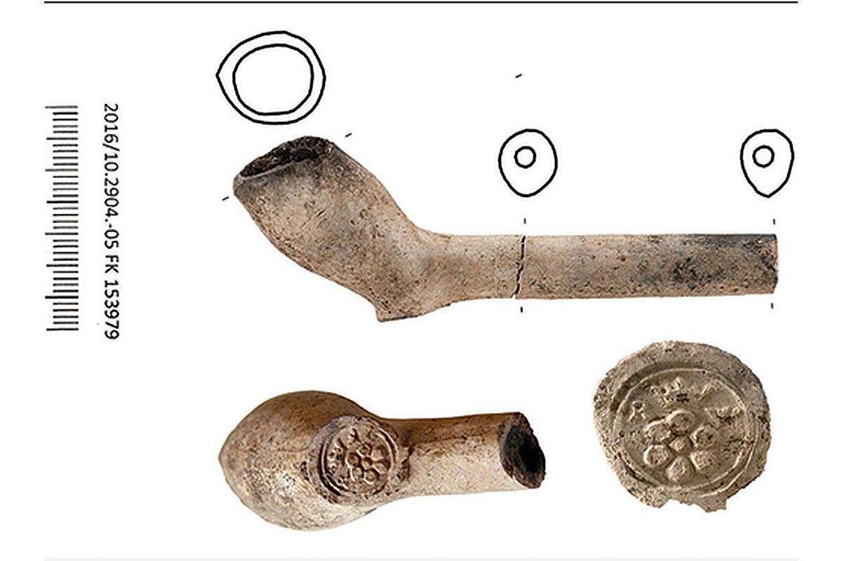    Глиняная трубка из белой керамики, обнаруженная у одного из умерших, помогла определить датировку погребения. / cambridge.org