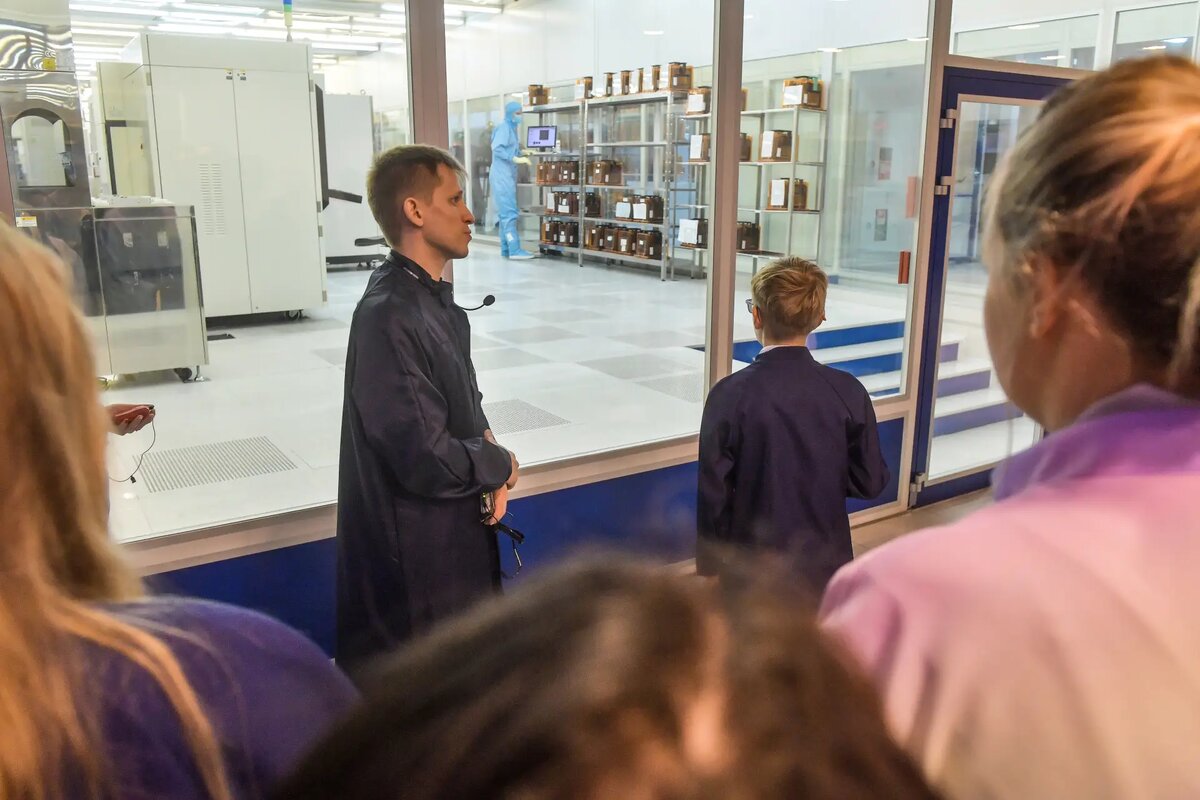     Экскурсия на предприятии по производству интегральных схем "Микрон" в Зеленограде. © РИА Новости. Алексей Куденко