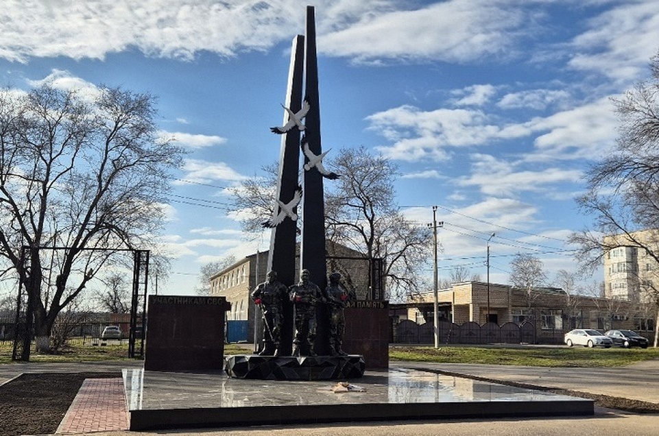    Три журавля, уходящие в небо, - это народный символ павших воинов. Фото: администрация Благодарненского округа.