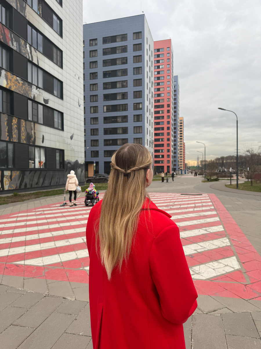 Екатерина смотрит на свой дом. Еще несколько лет назад здесь был котлован.