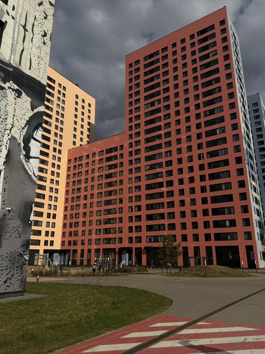 Кате нравится выдержанный дизайн домов. И отсутствие висячих кондиционеров — всё спрятано на лоджиях.