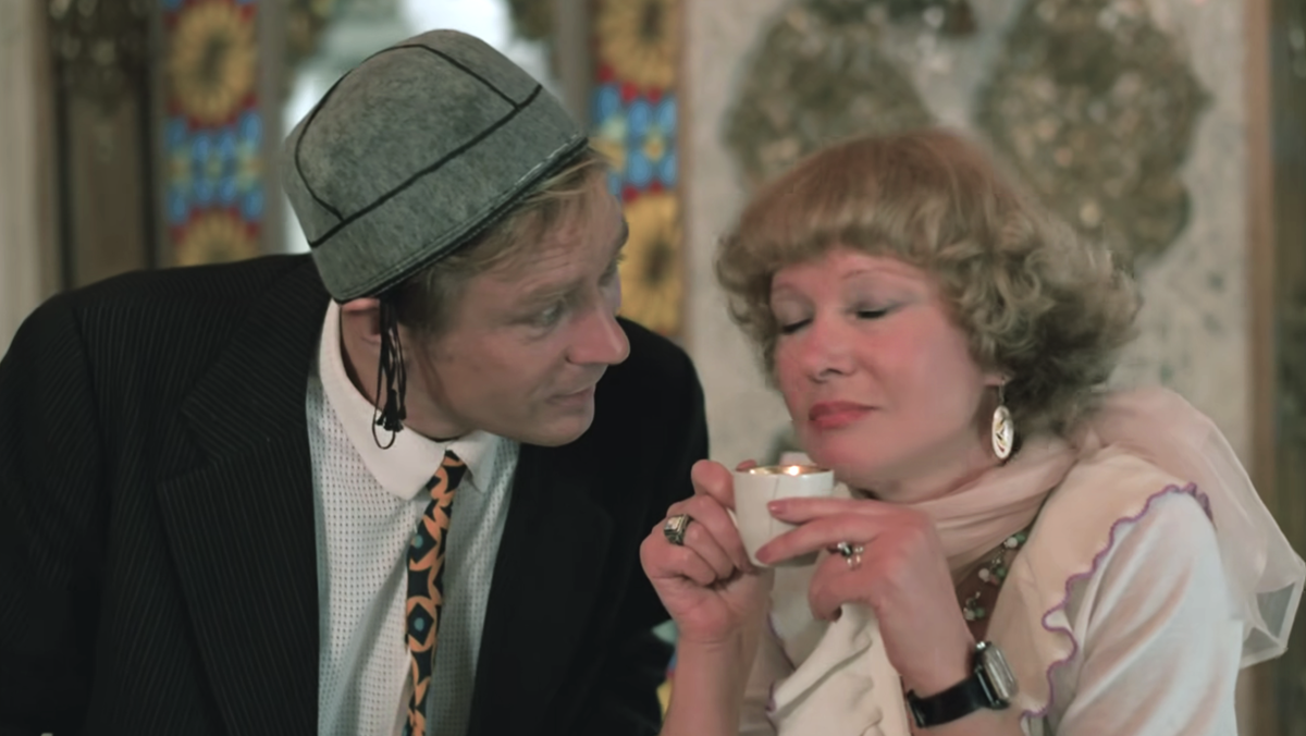 Кадр из фильма "Любовь и голуби" (1984)
