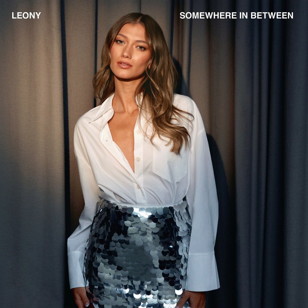 Обложка дебютного альбома Leony