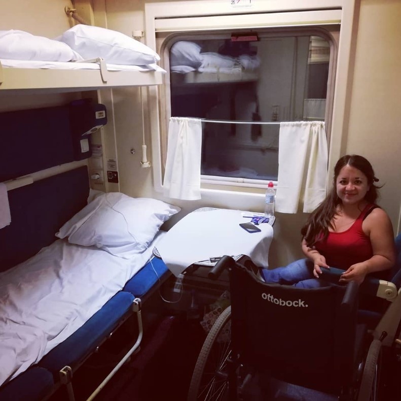 Фото из 2018-го. Счастливая ехала в Красноярск с друзьями. В том самом вагоне, про который рассказываю в этой статье.