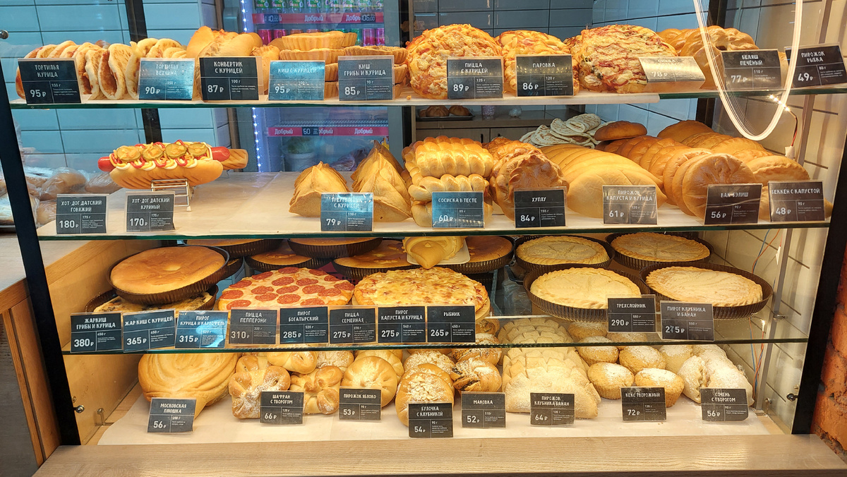 Торговый зал состоит из этой витрины и ещё касса с продавцом фотать не прилично я не стала. 