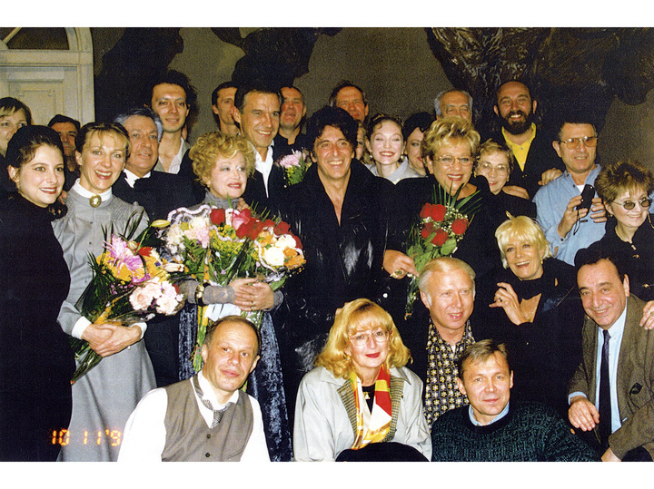     Галина Волчек, артисты и продюсеры гастролей театра «Современник» с Аль Пачино и Ванессой Редгрейв после спектакля «Вишневый сад». Бродвей, 1997 год. Фото: Из архива театра «Современник»