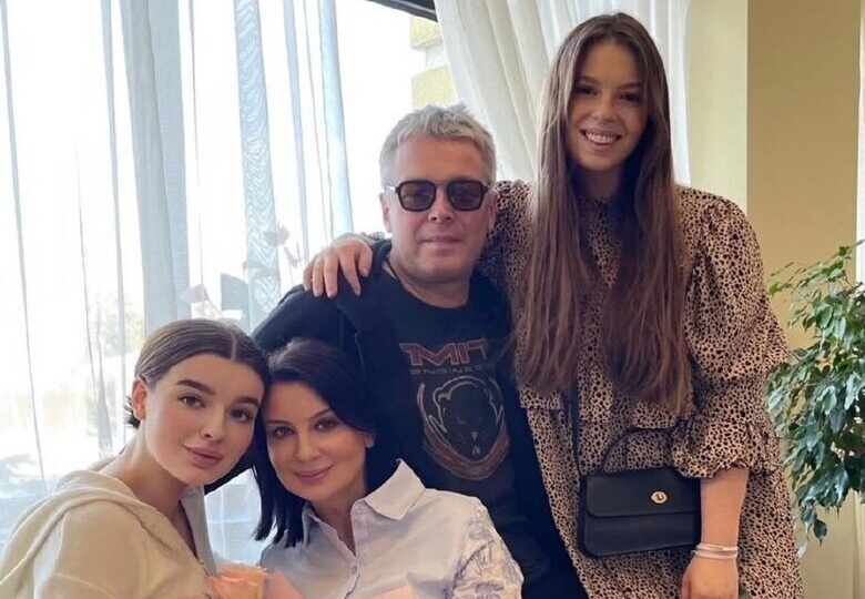 Старшую дочь Стриженовых поздравляют родные: семейный альбом