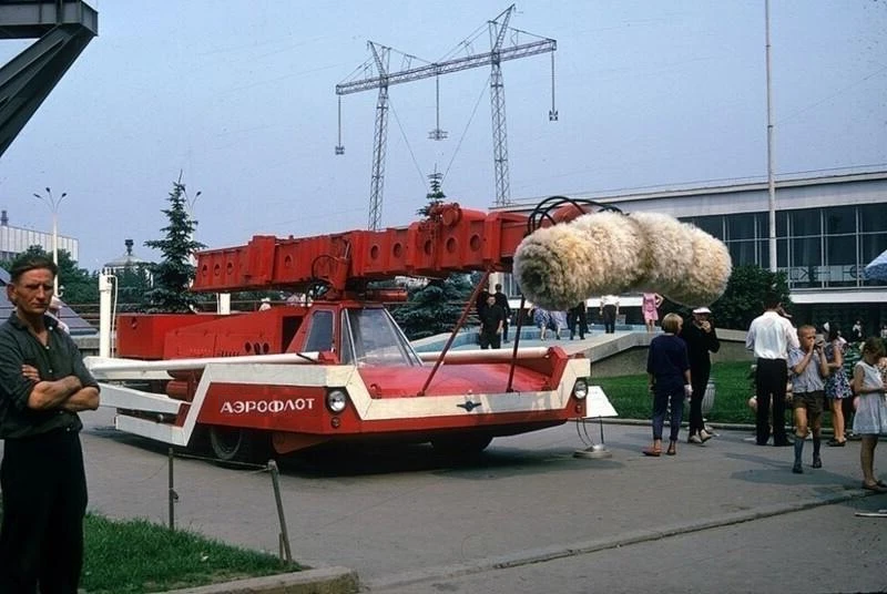 Машина для мойки внешних поверхностей самолетов на ВДНХ, 1969 год