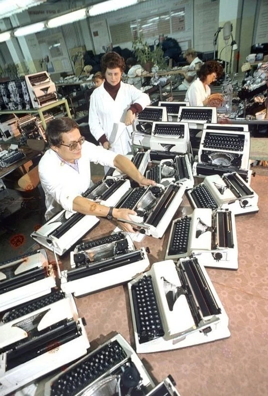  пишущая машинка «Любава»